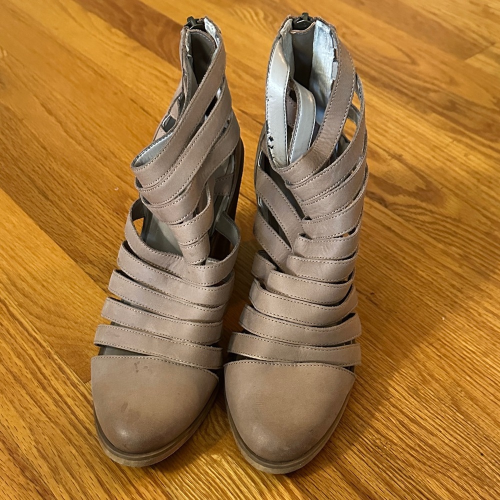 Hinge Taupe Leather Cutout Ankle Booties | Size 7.5